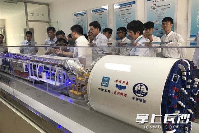 与中职合作培养人才，企业将盾构机开进校园