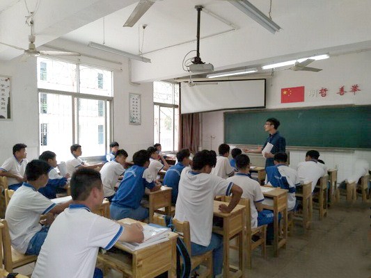 航天学校：开学第一课，领导推门听课忙——我校新学期“推门听课”教学活动